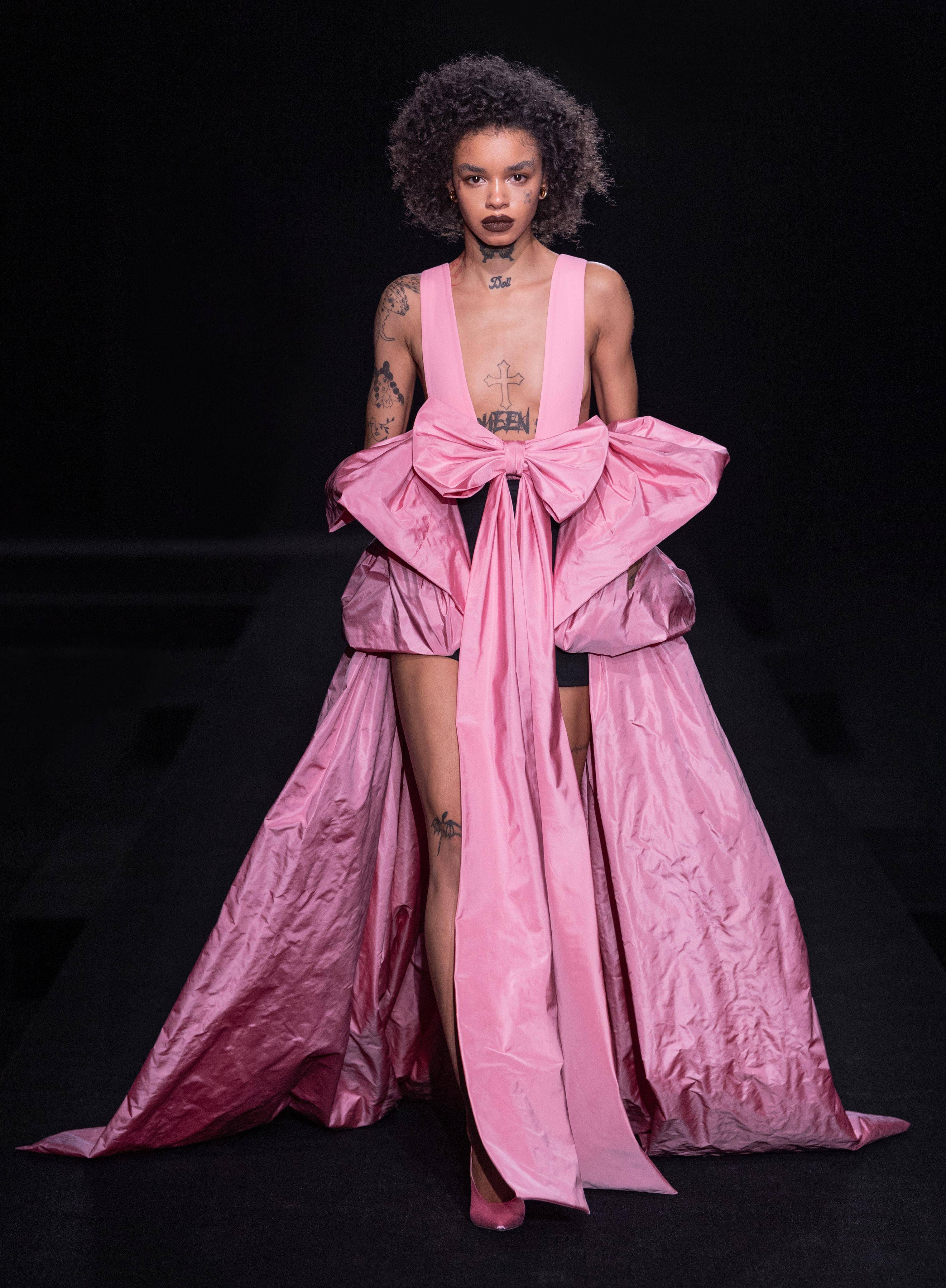 巴黎高订周／安海瑟薇穿豹纹短裙辣翻！Valentino“夜店风”集结性感华丽 时尚穿搭 图7张
