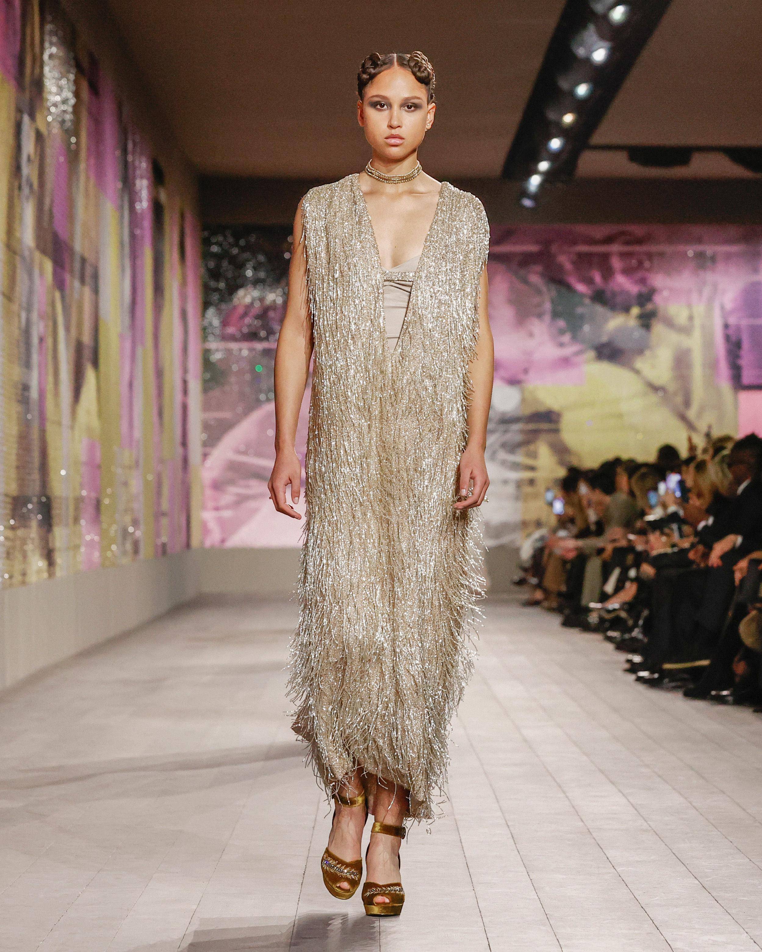 巴黎高订周／Jisoo俏皮齐浏海看DIOR秀！FENDI“私密内衣”变绝美礼服 时尚穿搭 图4张