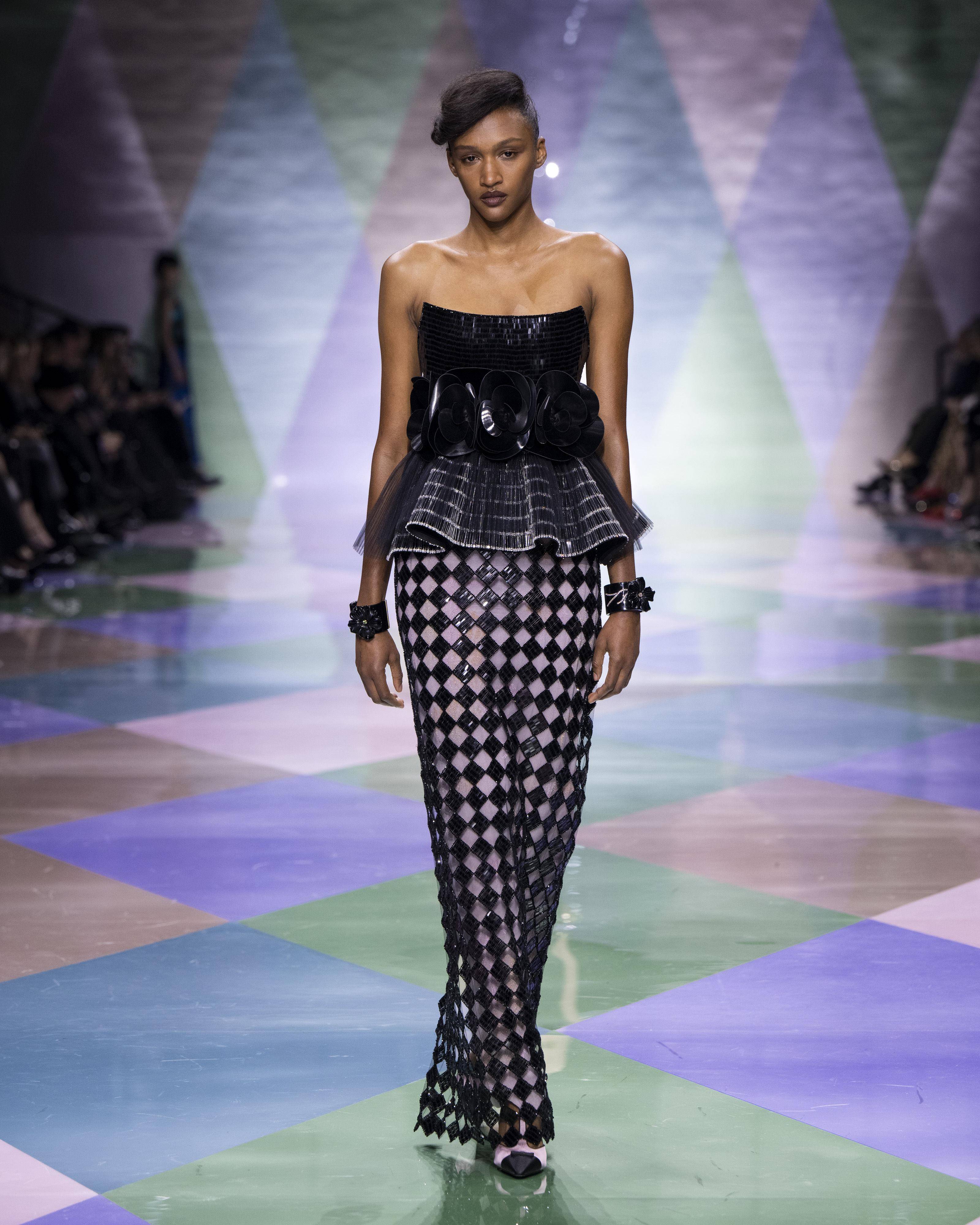 巴黎高订周／安海瑟薇穿豹纹短裙辣翻！Valentino“夜店风”集结性感华丽 时尚穿搭 图9张