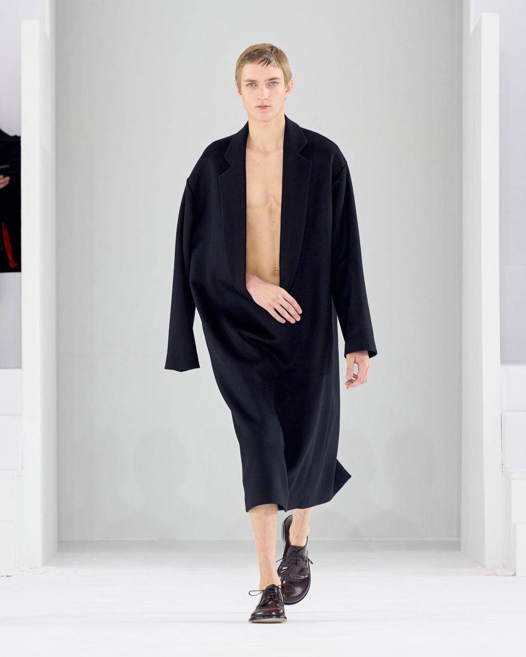 巴黎男装周／JIMIN现身DIOR秀人气超高　LOEWE新造型网笑像“大蒜” 时尚穿搭 图6张