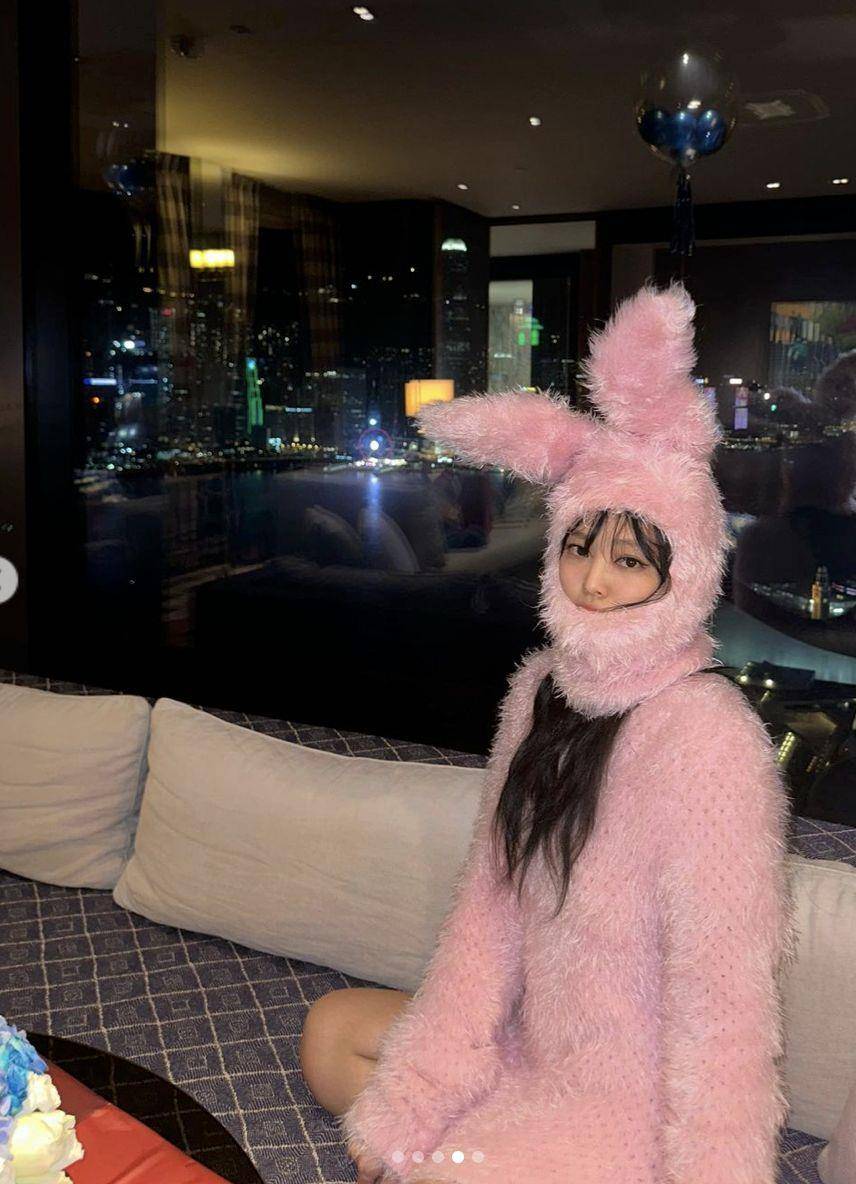 Angelababy开工扮“兔女郎”造型撞Jennie！　露蚂蚁腰状态没输 名人名流 图3张