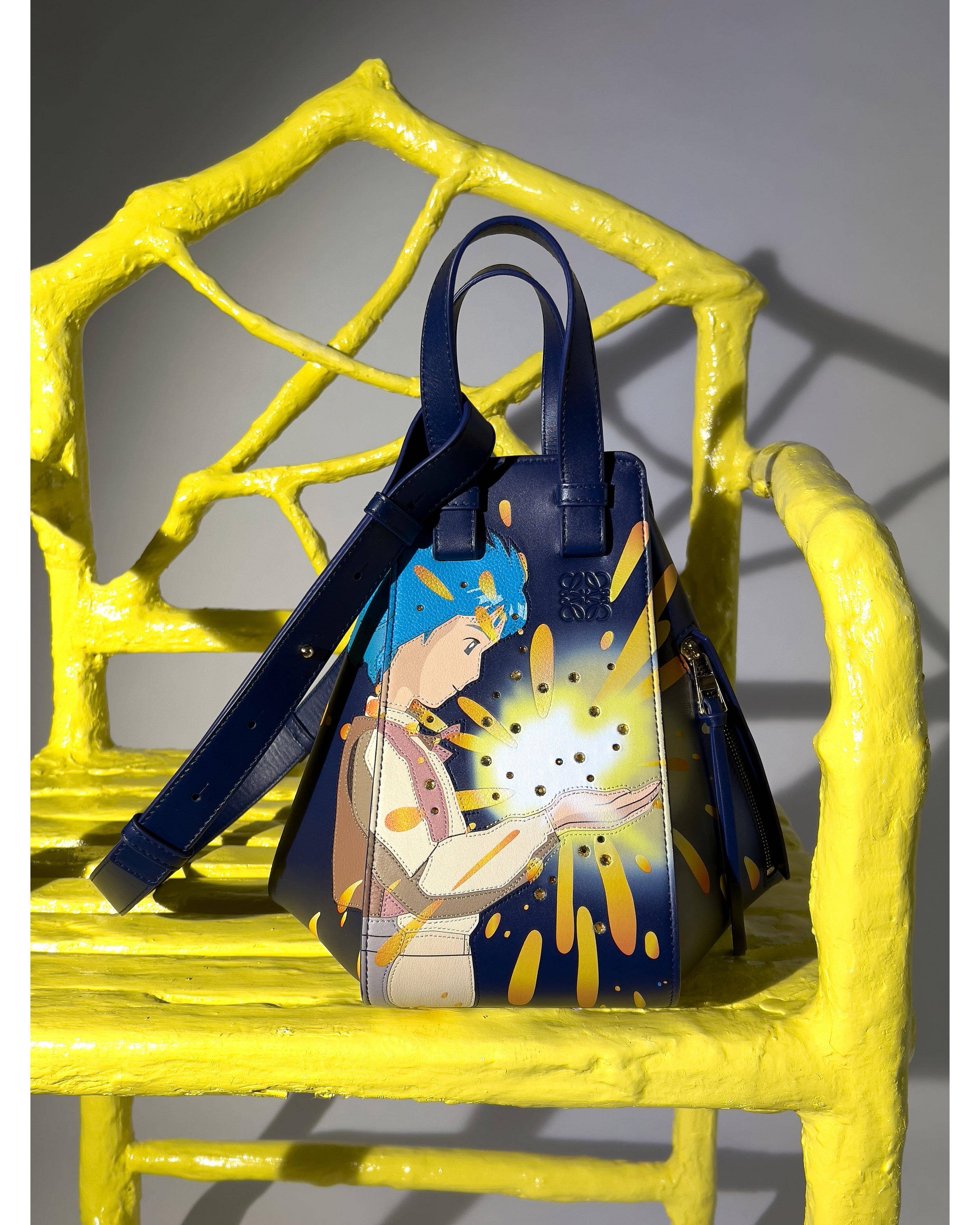 LOEWE与《霍尔》联名今2／2开卖！超Q城堡包、卡西法蜡烛必抢 时尚穿搭 图7张