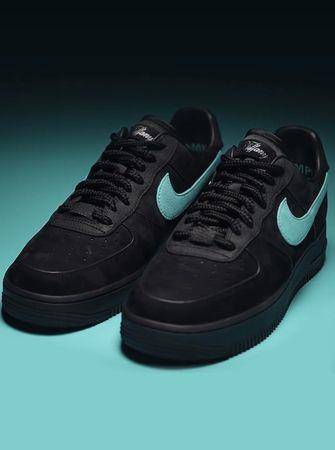 Tiffany x Nike夯鞋“詹皇”抢先穿　加码秀联名外套帅一波 时尚穿搭 图3张