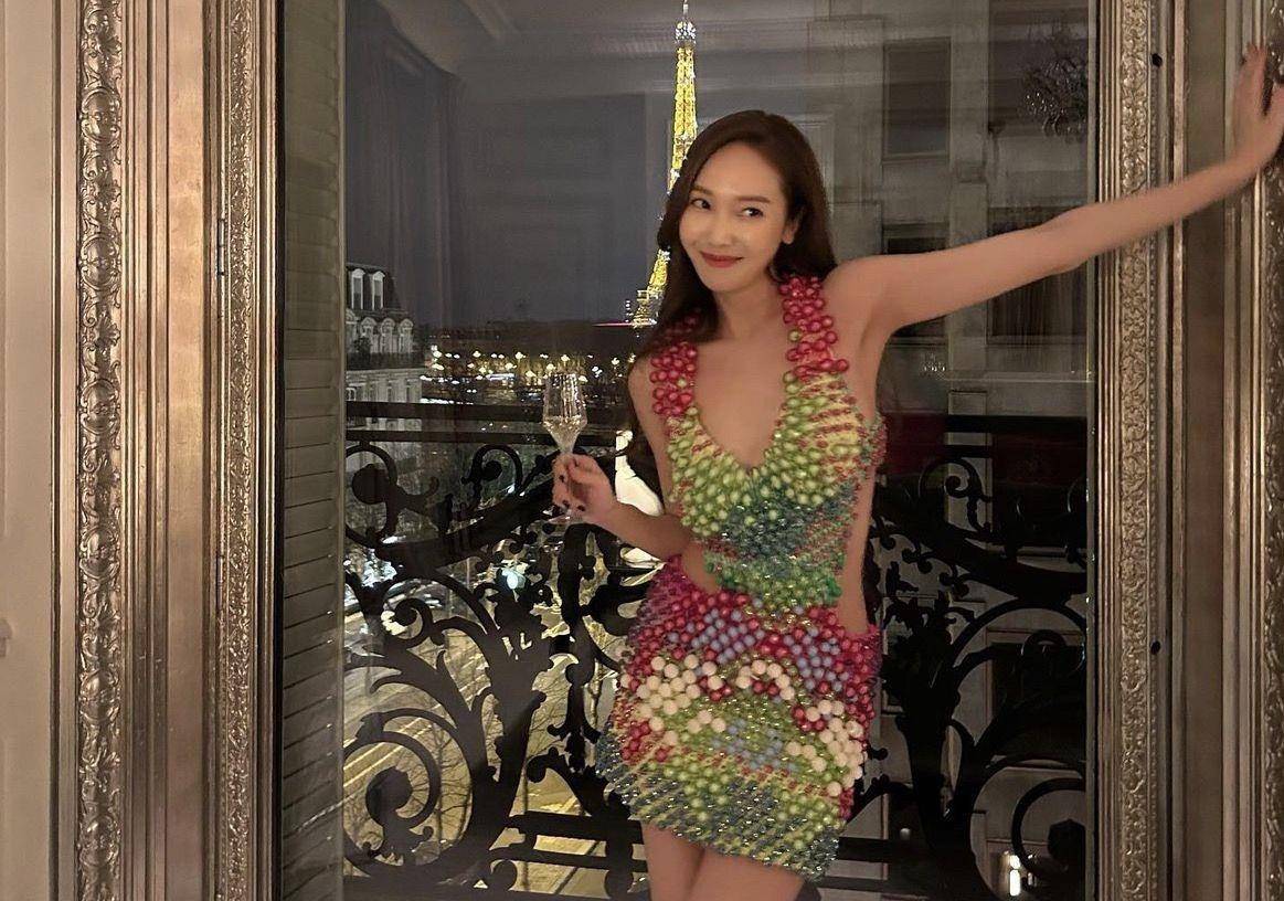 Jessica“挖腰串珠裙”罕晒火辣身材　引来王心凌大赞：So Sexy 名人名流 图1张