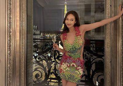 Jessica“挖腰串珠裙”罕晒火辣身材　引来王心凌大赞：So Sexy