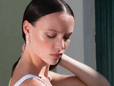 法知名芭蕾舞伶首饰换春装　粉色调饰品向情人示爱