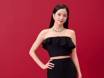 紧实腰线太重要! Jisoo、三吉彩花露肚装比辣
