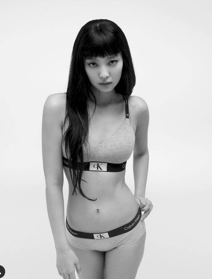 Jennie新造型超杀妹妹头电力破表！“只穿内衣”撩人体态曝光 名人名流 图2张