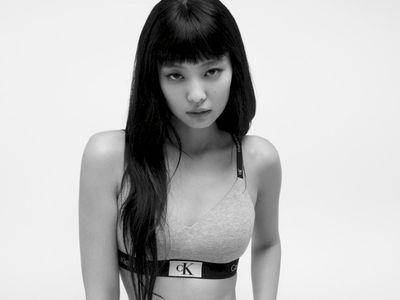 Jennie新造型超杀妹妹头电力破表！“只穿内衣”撩人体态曝光