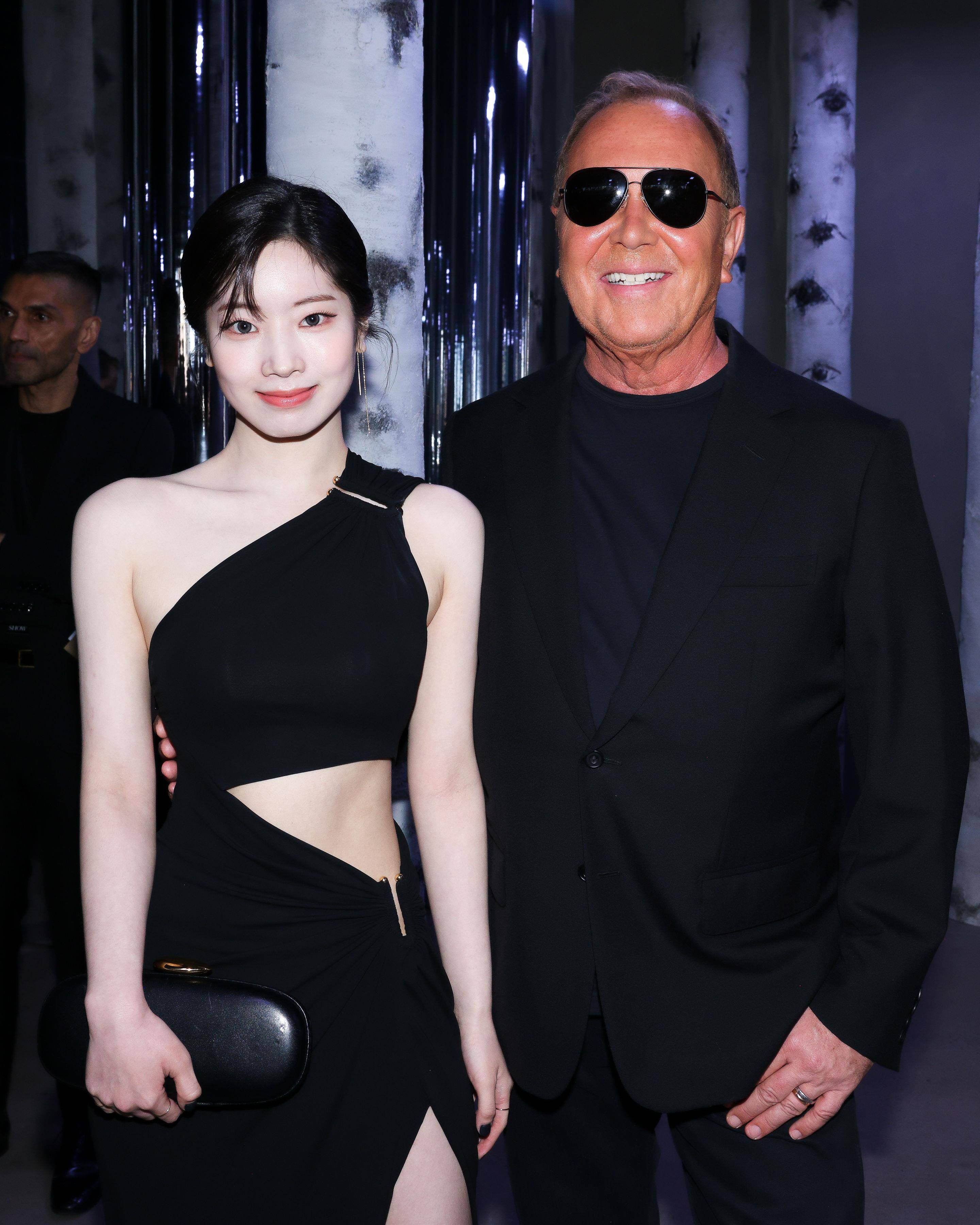 纽约时装周／TWICE多贤挖腰露腹肌成焦点　MK秋冬重现70年代都会女性魅力 时尚穿搭 图2张