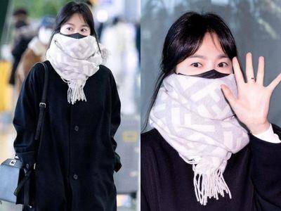 宋慧乔黑大衣配鸽灰色围巾好优雅　玉手一挥粉丝都被闪瞎了！