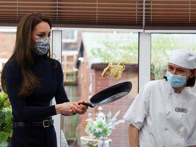 凯特王妃生涩甩锅模样曝光　达人贝克汉狂甩十几次松饼大胜