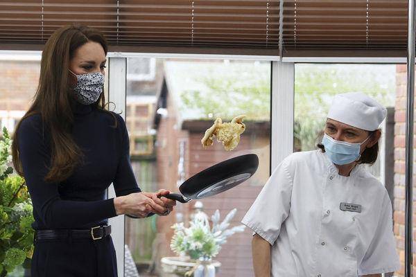 凯特王妃生涩甩锅模样曝光　达人贝克汉狂甩十几次松饼大胜 名人名流 图2张