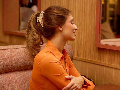 小花发饰迎春天　滚边珍珠蝴蝶结气质满点