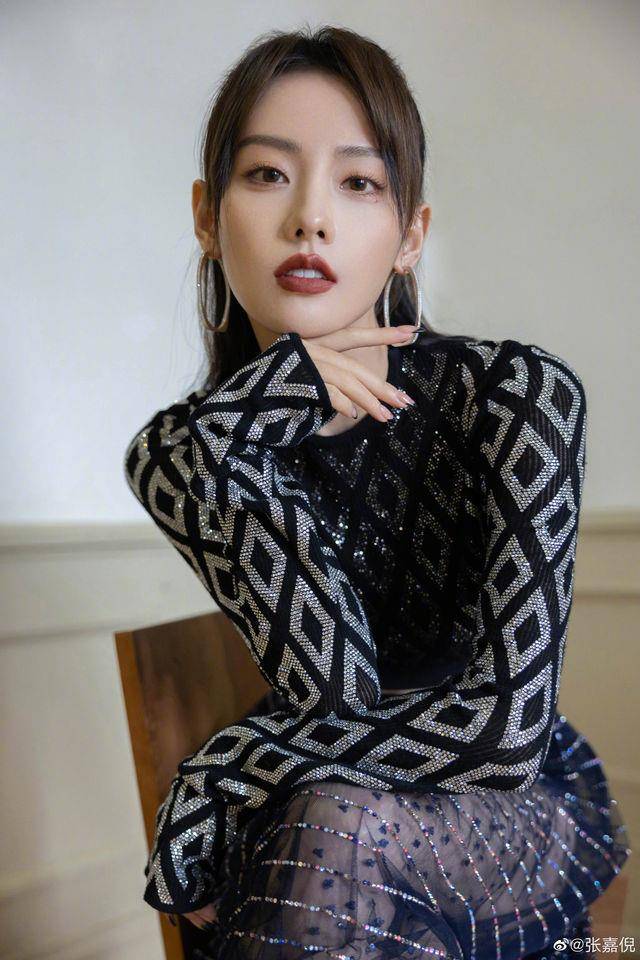 “最美妃子”张嘉倪气势碾压众女星！眉睫保养都不放过难怪当妈也能美出圈 名人名流 图1张
