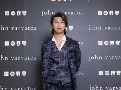 陈柏霖华丽摇滚风西装Look帅炸！　首分享“此生做过最疯狂的事”