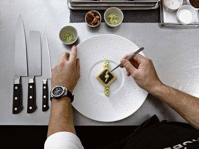 风・Luxury／米其林主厨给灵感　菜刀材质变表壳、围裙当表带