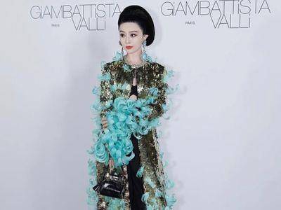 范冰冰披浮夸羽毛装变贵太太　梳高发型也有戏