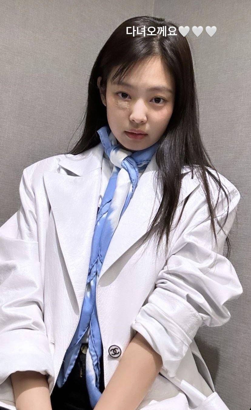 Jennie破相靠OK绷遮丑　照样拎香奈儿可爱包飞巴黎看秀 时尚穿搭 图2张