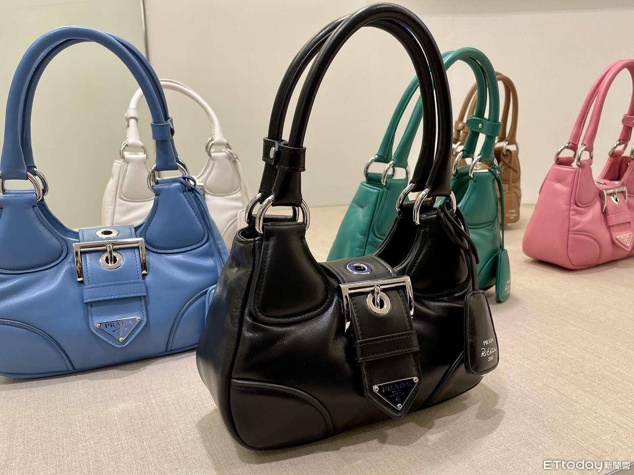包・开箱／Sana率先示范PRADA“月亮包”　天空蓝色绝顶疗愈 名人名流 图4张