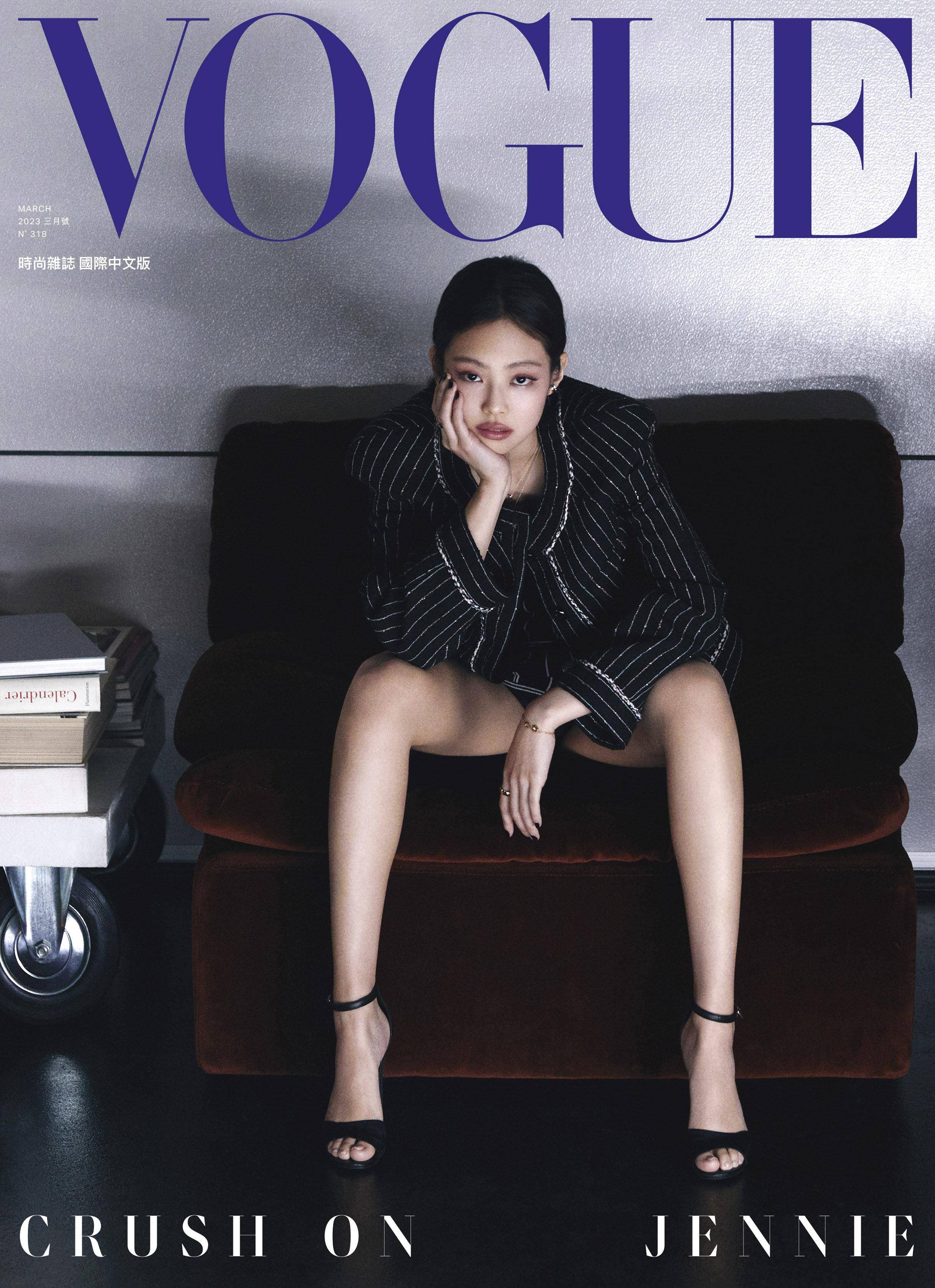 Jennie趴地超火辣背沟现形！　穿香奈儿条纹装霸气开腿登封 名人名流 图1张