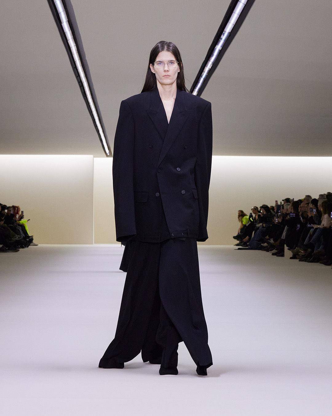 巴黎时装周／杨丞琳红唇看秀美炸！BALENCIAGA“回归初心”剪裁超耐看 名人名流 图1张