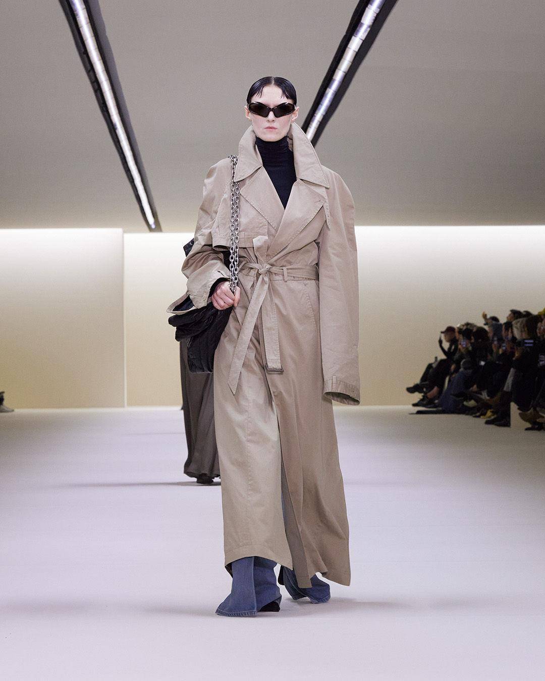 巴黎时装周／杨丞琳红唇看秀美炸！BALENCIAGA“回归初心”剪裁超耐看 名人名流 图2张