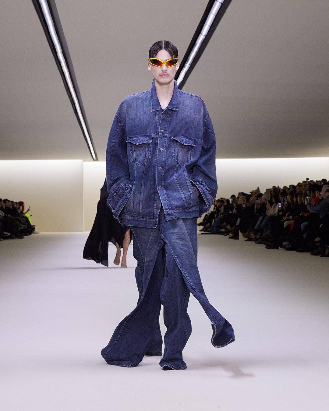 巴黎时装周／杨丞琳红唇看秀美炸！BALENCIAGA“回归初心”剪裁超耐看 名人名流 图3张