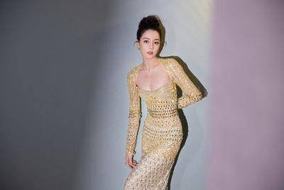 迪丽热巴金色闪钻礼服造型封神！　女神光透出纤腰逆天S曲线