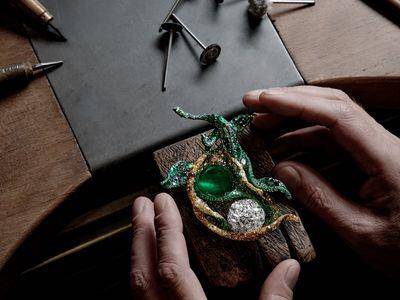 钻石球、祖母绿变身华丽豆蔻　CINDY CHAO立体胸针任一角度都美