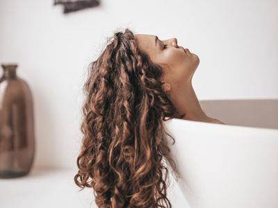 早晨洗头竟是错！专家曝“洗头最佳时间”，延长头皮洁净感