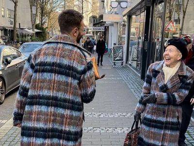 史上最可爱撞衫无误！时髦阿嬷与路人小哥穿同款大衣　笑容融化全网