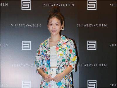 宋芸桦穿“杨紫琼爱牌”印花装挺慈善特卖　最想演《妈的多重宇宙》一角色