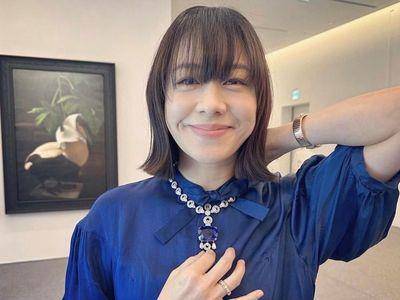 44岁林嘉欣漾少女甜笑　试戴百克拉蓝宝项炼吹口哨