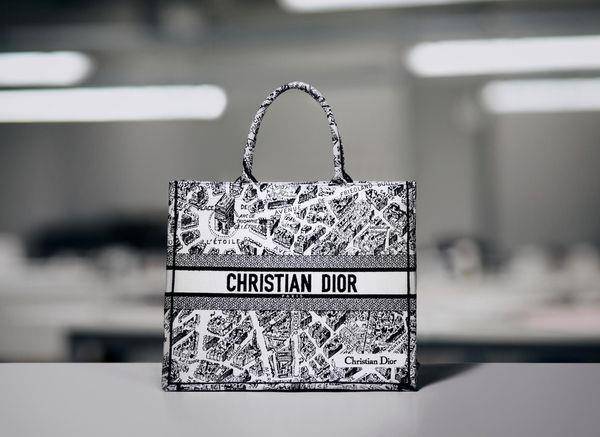 周冬雨脸上画南瓜！LV联名草间弥生有新招　DIOR“地图版”托特包好烧 时尚穿搭 图7张