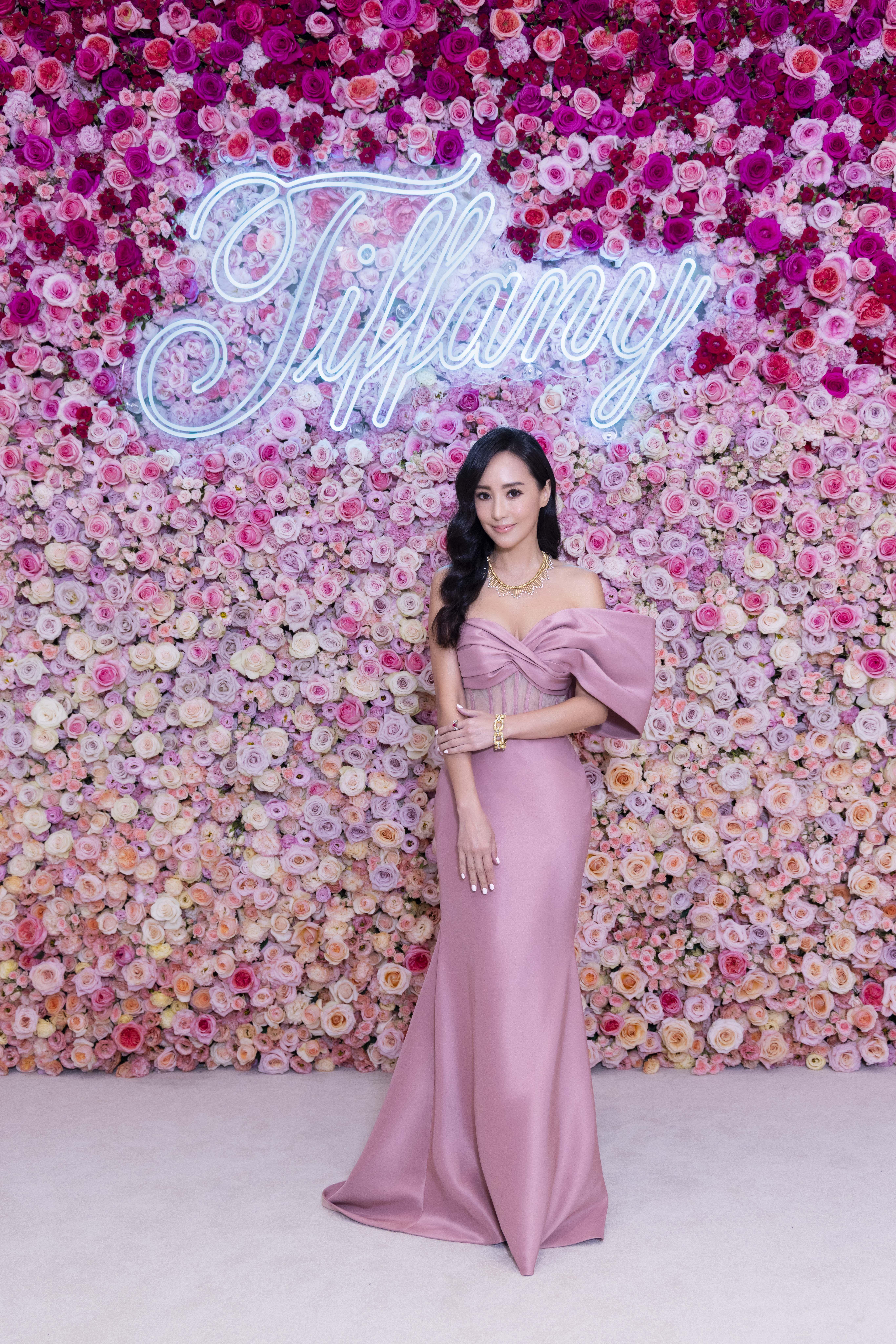 关颖大露香肩、事业线配Tiffany钻炼　辣妈完美曲线太吸睛 奢侈品牌 图1张