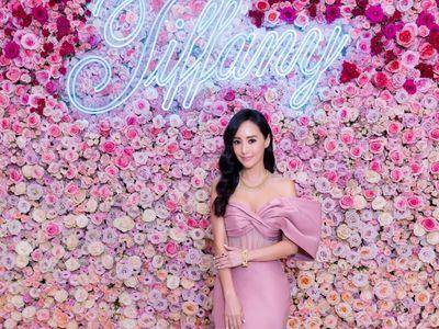 关颖大露香肩、事业线配Tiffany钻炼　辣妈完美曲线太吸睛