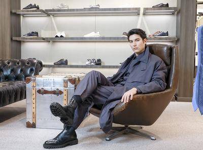 凤小岳示范dunhill西装超“清凉”！　不怕害羞开深Ｖ露性感胸毛