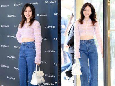 42岁孔晓振辣露蛮腰逆龄成女大生！拎雪白“比利时爱马仕”满满松弛感太时髦