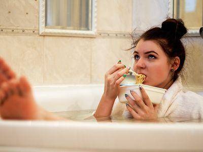 总是嘴馋想吃？营养师揭7个“吃不饱原因”：水喝太少也NG