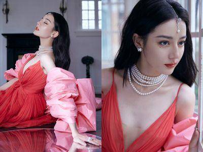 简直是“异域公主”！迪丽热巴红色深V高订配蝴蝶结美爆　连珍珠项炼都戴得优雅