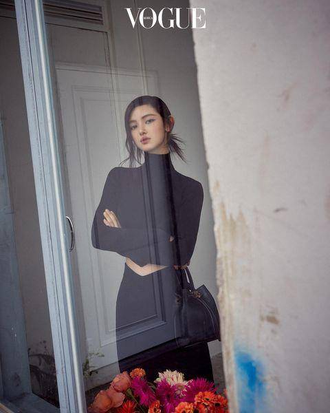 NewJeans Hanni俏丽拍GUCCI新广告　Dainelle秀逆天“天鹅颈”打对台 名人名流 图4张