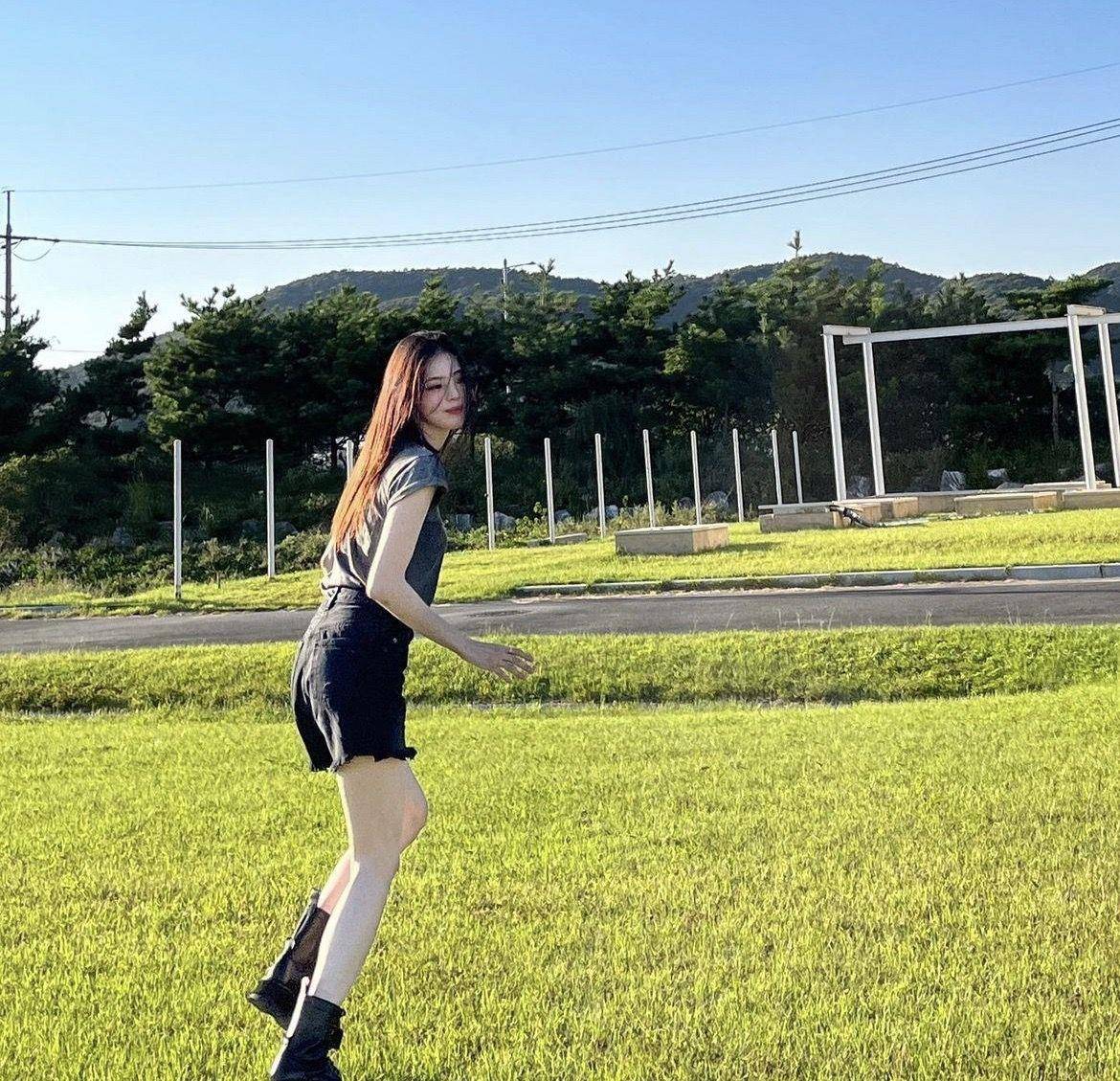 韩韶禧、Jennie出镜率最高出游“拍照姿势”　简单1招女明星感拉满 名人名流 图2张