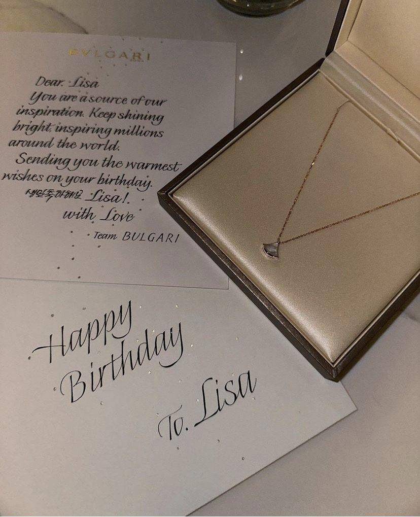 Lisa生日礼物收到手软　宝格丽送项炼、CELINE印名字旅行袋超贴心 时尚穿搭 图2张