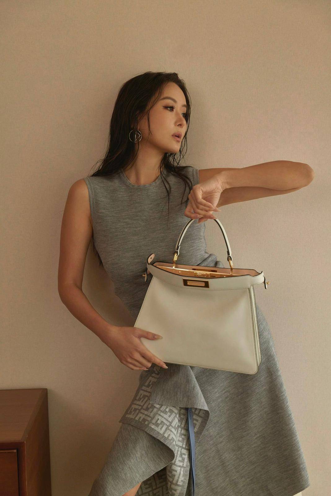 小S女儿Lily成熟装扮抢拎“FENDI名媛包”！孙芸芸湿髪晒同款电翻 名人名流 图1张