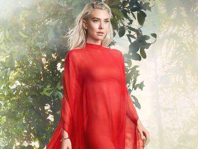 《王冠》女星曼妙曲线毕露　漫步丛林美到网友喊“想变那些树”