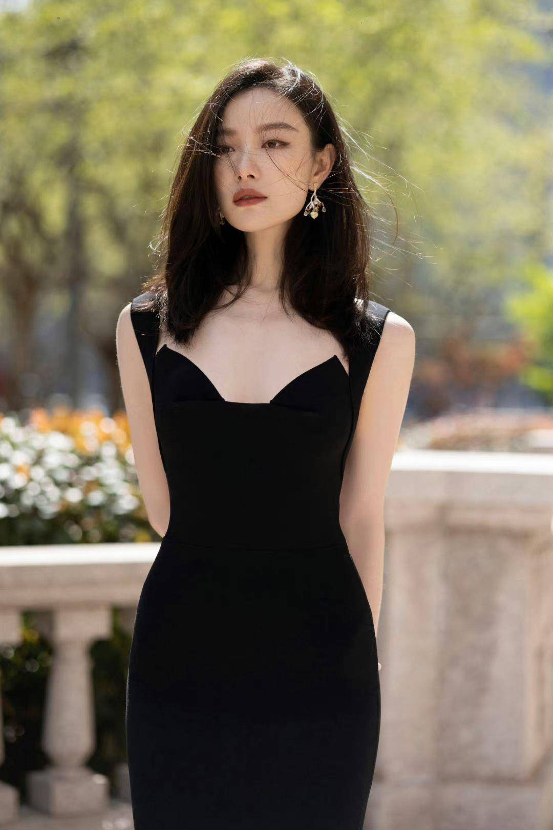 倪妮超贴深U裙变“仙气美人鱼”！　黄金腰臀比转身更辣 名人名流 图4张