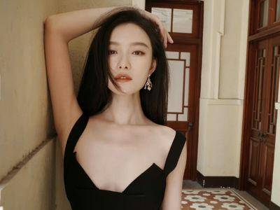 倪妮超贴深U裙变“仙气美人鱼”！　黄金腰臀比转身更辣