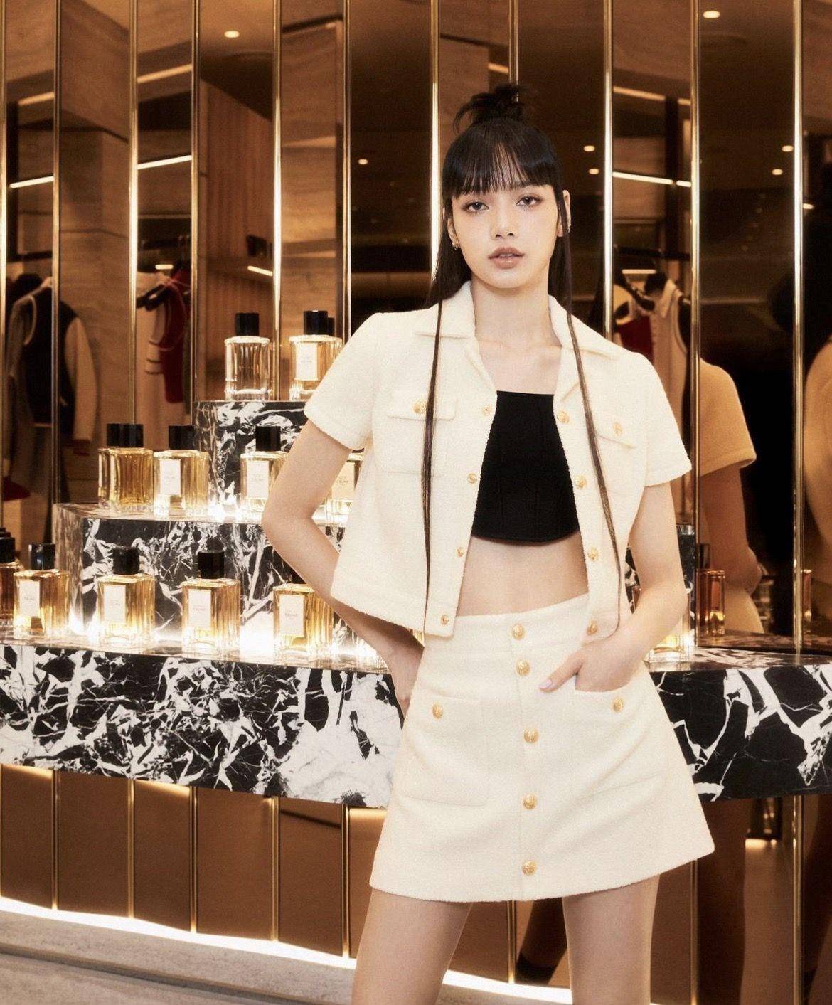 Lisa过完生日开工晒美腿、生图也美翻！合体V、朴宝剑画面攻占社群 时尚穿搭 图1张