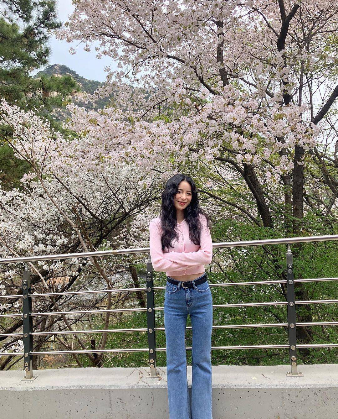 小S二女儿Lily神似《黑暗》林智妍　差17岁“撞蚂蚁腰”飘仙气 名人名流 图6张